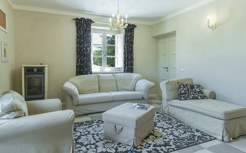 Villa la Corte 6: Mueble, Diseño De Interiores, Pared, Sofá, Piso, Suelo, Sala, Habitación, Techo, Textil