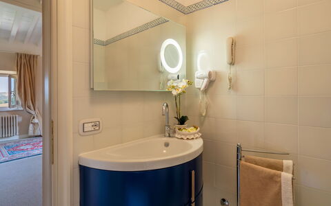 Tenuta di Pratello 24: Diseño De Interiores, Piso, Suelo, Habitación, Mueble, Encendiendo, Casa, Arreglo De Tubería, Techo, Grifo