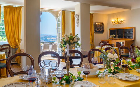 Tenuta di Pratello 24: Mueble, Diseño De Interiores, Mesa, Manteles, Comedor, Cocina Y Comedor Mesa, Linos, Silla, Restaurante, Planta De Casa