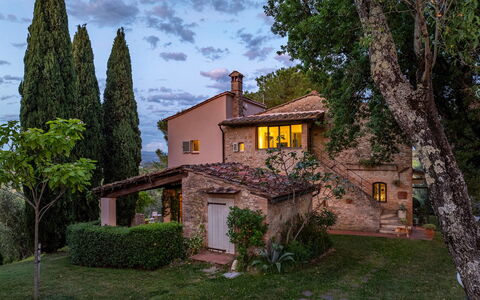 Villa Caterina 8: Edificio, Casa, Casa, Techo, Arbusto, Cabaña, Arquitectura, Barrio Residencial, Inmuebles, Área Rural