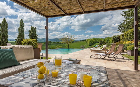 Podere Fabbrica 12: Mueble, Mueble Para Exteriores, Silla, Mesa, Cocina Y Comedor Mesa, Mesa Al Aire Libre, Sombra, Jardín, Recurso