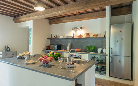 Podere di Salci 10: Cocina, Mueble, Mostrador, Diseño De Interiores, Pared, Piso, Aparato De Cocina, Madera, Gabinetes, Casa