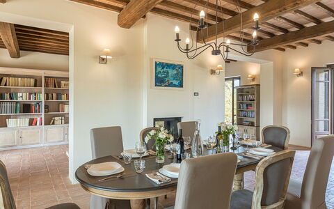 Podere di Salci 10: Mueble, Diseño De Interiores, Pared, Madera, Piso, Techo, Silla, Cocina Y Comedor Mesa, Mesa, Comedor