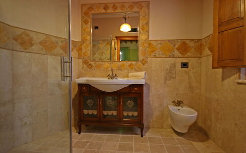 Le Terre di Nunzio 12: Piso, Diseño De Interiores, Pared, Suelo, Arreglo De Tubería, Baño, Lavabo, Techo, Lavabo Del Baño, Grifo