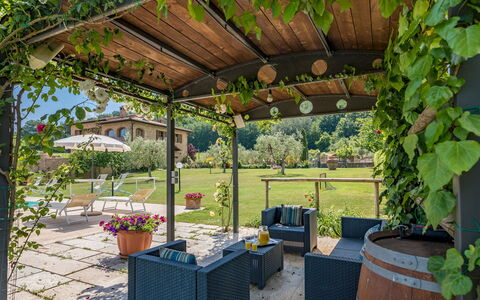 Le Terre di Nunzio 12: Jardín, Sombra, Mueble, Mueble Para Exteriores, Estructura Al Aire Libre, Patio Interior, Mesa Al Aire Libre, Paisajismo, Yarda