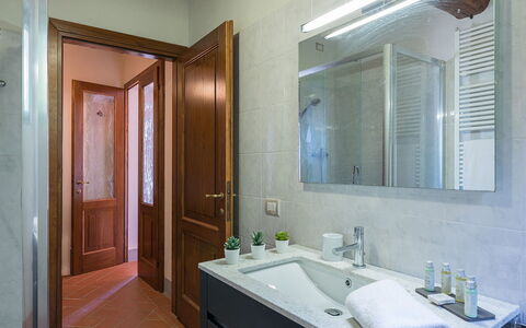 Villa Santa Maria 14: Piso, Diseño De Interiores, Arreglo De Tubería, Pared, Suelo, Madera, Baño, Lavabo, Lavabo Del Baño, Grifo