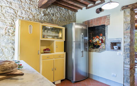 Villa Santa Maria 14: Pared, Diseño De Interiores, Cocina, Madera, Aparato De Cocina, Electrodoméstico, Piso, Mueble, Mostrador, Casa