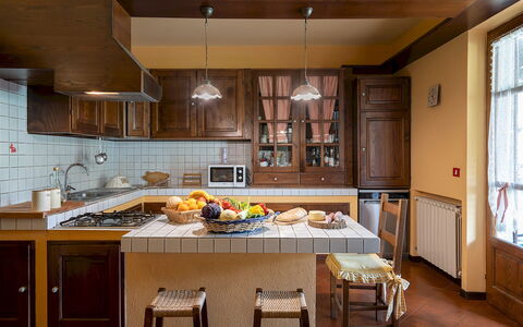 Villa Costanza 6: Mueble, Cocina, Mostrador, Diseño De Interiores, Gabinetes, Piso, Aparato De Cocina, Madera, Lámpara, Suelo