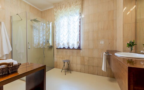 Villa Costanza 6: Piso, Suelo, Diseño De Interiores, Pared, Arreglo De Tubería, Baño, Techo, Plomería, Grifo, Encendiendo