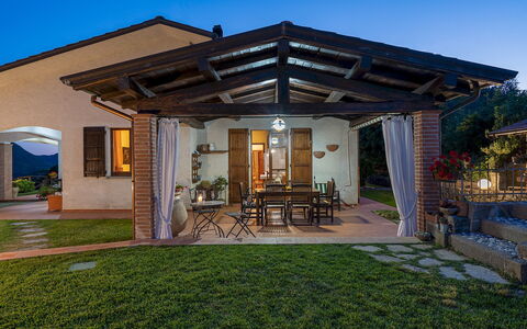Villa Costanza 6: Mueble, Porche, Casa, Silla, Techo, Inmuebles, Cabaña, Maceta, Patio, Puerta