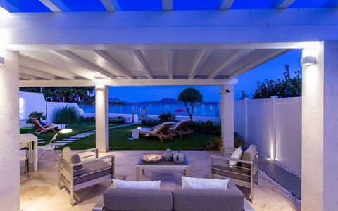 Villa Amar 4: Piso, Techo, Suelo, Recurso, Piscina, Columna, Sombra, Pérgola, Estructura Al Aire Libre, Patio