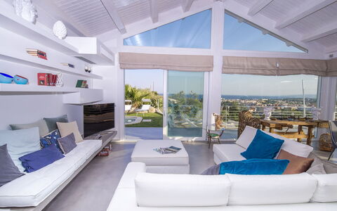 Villa Aura 6: Mueble, Diseño De Interiores, Sofá, Piso, Techo, Sala, Silla, Suelo, Casa, Mesa