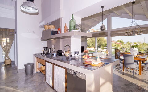 Villa Aura 6: Cocina, Mueble, Diseño De Interiores, Piso, Mostrador, Casa, Techo, Suelo, Silla, Encendiendo