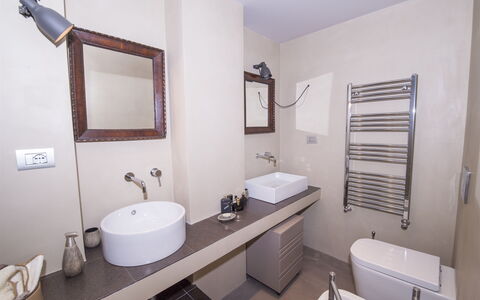 Villa Aura 6: Baño, Lavabo Del Baño, Arreglo De Tubería, Piso, Lavabo, Diseño De Interiores, Suelo, Pared, Grifo, Espejo