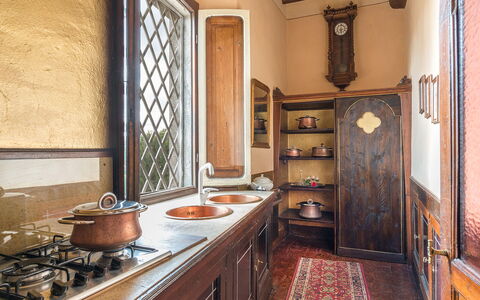 Villa delle Sophore 12: Madera, Diseño De Interiores, Marrón, Piso, Gabinetes, Puerta, Manchas De Madera, Cocina, Mostrador, Alacena