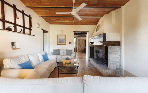Villa di Morice 14: Mueble, Pared, Piso, Sofá, Diseño De Interiores, Suelo, Techo, Sala, Habitación, Casa