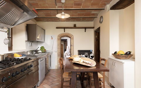 Villa di Morice 14: Mueble, Cocina, Diseño De Interiores, Piso, Mostrador, Aparato De Cocina, Gabinetes, Madera, Techo, Suelo