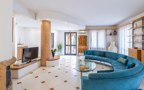 Villa Elda 6: Diseño De Interiores, Piso, Mueble, Suelo, Madera, Sofá, Techo, Departamento, Sala, Habitación