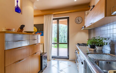 Villa Elda 6: Cocina, Mostrador, Diseño De Interiores, Mueble, Piso, Madera, Aparato De Cocina, Gabinetes, Electrodoméstico, Casa