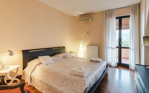Villa Elda 6: Cama, Diseño De Interiores, Habitación, Mueble, Habitación, Sábana, Suelo, Piso, Lecho, Techo