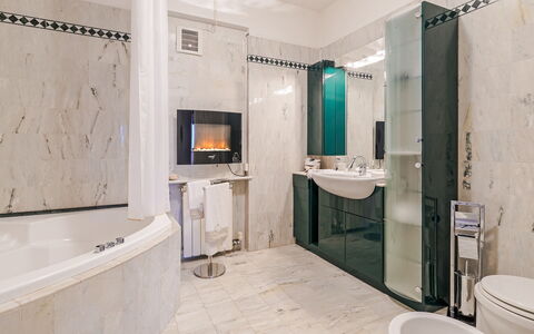 Villa Elda 6: Piso, Diseño De Interiores, Arreglo De Tubería, Suelo, Baño, Bañera, Habitación, Plomería, Grifo, Techo