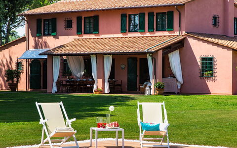 Villa Elisa 16: Casa, Jardín, Inmuebles, Casa De Campo, Césped, Cabaña, Mueble Para Exteriores, Sombra, Yarda, Porche
