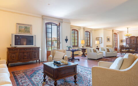 Villa Fiorentini 10: Diseño De Interiores, Mueble, Sofá, Habitación, Sala, Techo, Moldura, Alfombra