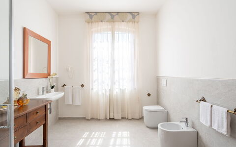 Villa Fiorentini 10: Pared, Piso, Arreglo De Tubería, Suelo, Diseño De Interiores, Baño, Grifo, Plomería, Lavabo, Lavabo Del Baño