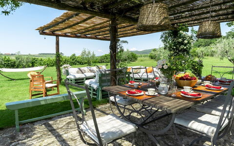 Villa Il Meluccio 12: Mueble, Mueble Para Exteriores, Mesa, Silla, Mesa Al Aire Libre, Jardín, Cocina Y Comedor Mesa, Sombra, Patio
