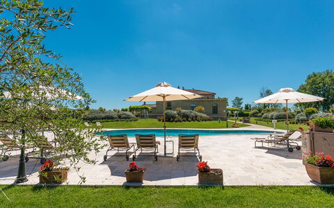 Villa le Chiarne 22: Cielo, Azul, Inmuebles, El Terreno Del Lote, Llanura, Césped, Jardín, Paisajismo, Prado, Mansión