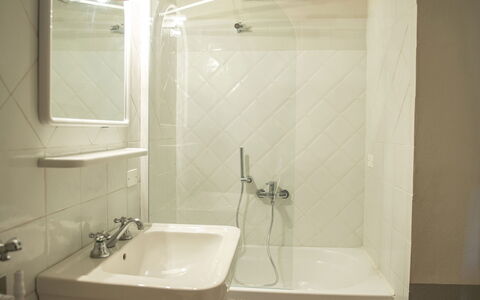 Le Caselle 26: Baño, Arreglo De Tubería, Pared, Piso, Diseño De Interiores, Suelo, Bañera, Grifo, Lavabo Del Baño, Plomería