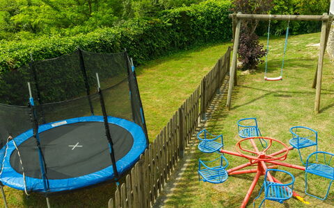 La Villa Dina 10: Cama Elástica - Material Y Suministros, Azul, Trampolín, Trampolín, Equipo De Juego Exterior, Sombra, Ocio, Jardín, Patio De Recreo, Césped