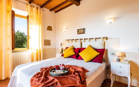 Il Poggiarellino 14: Casa, Mueble, Habitación, Linos, Lecho, Cama, Sábana, Marco De La Cama, Lámpara, Hotel