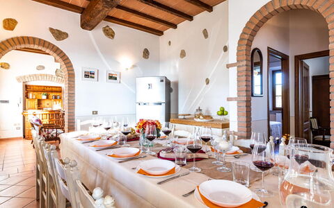 Il Poggiarellino 14: Diseño De Interiores, Mueble, Techo, Mesa, Silla, Cocina Y Comedor Mesa, Comedor, Habitación, Manteles, Lámpara