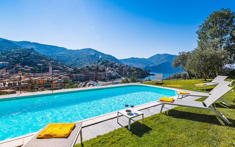 Villa Baia Blu 12: Azul, Accidentes Geográficos Montañosas, Colina, Montaña, Piscina, Cordillera, Recurso, Hill Station, Cresta, Ciudad De Vacaciones