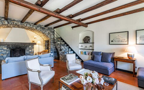 Villa Baia Blu 12: Mueble, Diseño De Interiores, Sofá, Piso, Techo, Suelo, Habitación, Sala, Casa, Silla