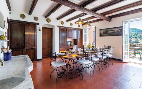 Villa Baia Blu 12: Mueble, Piso, Diseño De Interiores, Silla, Cocina Y Comedor Mesa, Mesa, Suelo, Casa, Mostrador, Comedor