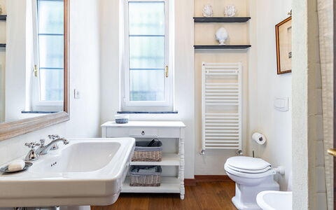 Villa Baia Blu 12: Diseño De Interiores, Arreglo De Tubería, Baño, Piso, Suelo, Lavabo Del Baño, Lavabo, Asiento Del Baño, Baño, Plomería