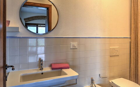 La Casa di Elsa 6: Lavabo Del Baño, Arreglo De Tubería, Baño, Piso, Diseño De Interiores, Lavabo, Suelo, Grifo, Espejo, Plomería