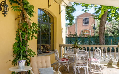 La Casa di Nanì 8: Mueble, Porche, Puerta, Silla, Mueble Para Exteriores, Casa, Maceta, Sombra, Columna, Planta De Casa