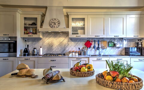 La Martinella 12: Cocina, Mostrador, Mueble, Aparato De Cocina, Diseño De Interiores, Gabinetes, Electrodoméstico, Piso, Habitación, Encendiendo