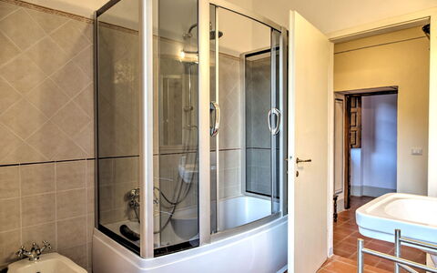 La Martinella 12: Arreglo De Tubería, Baño, Piso, Diseño De Interiores, Suelo, Habitación, Plomería, Bañera, Grifo, Lavabo