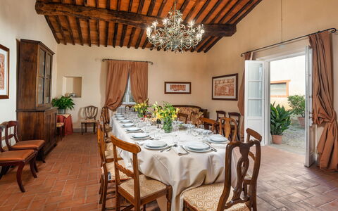Villa Primo Sole 22: Mueble, Mesa, Silla, Cocina Y Comedor Mesa, Diseño De Interiores, Vajilla, Comedor, Casa, Restaurante, Manteles