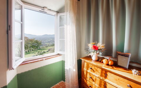 Villa Primo Sole 22: Diseño De Interiores, Habitación, Techo, Cortina, Tratamiento De La Ventana, Manchas De Madera, Linos, Habitación, Madera Dura, Lecho