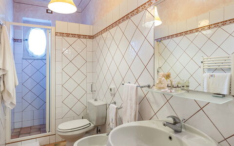 Villa Leonardo 30+6: Piso, Diseño De Interiores, Suelo, Arreglo De Tubería, Techo, Loseta, Habitación, Plomería, Baño, Grifo