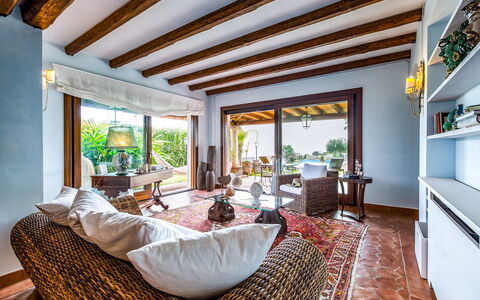 Villa Alba 12: Mueble, Diseño De Interiores, Piso, Suelo, Techo, Silla, Casa, Sofá, Mesa, Sala