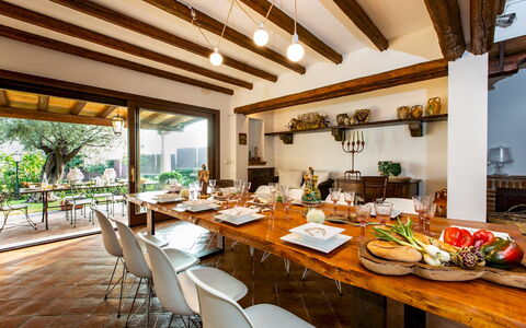 Villa Alba 12: Mueble, Diseño De Interiores, Mesa, Techo, Cocina Y Comedor Mesa, Silla, Casa, Habitación, Comedor, Restaurante