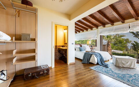 Villa Alba 12: Mueble, Diseño De Interiores, Piso, Suelo, Cama, Habitación, Madera, Techo, Suelos De Madera, Habitación