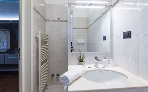 Villa Ninetta 10+1: Diseño De Interiores, Arreglo De Tubería, Baño, Piso, Suelo, Grifo, Lavabo, Plomería, Habitación, Casa