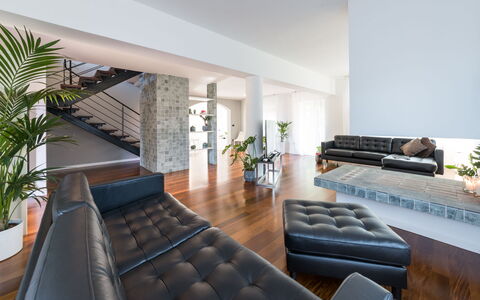 Villa Ninetta 10+1: Mueble, Diseño De Interiores, Piso, Sofá, Suelo, Techo, Madera, Sala, Mesa, Casa
